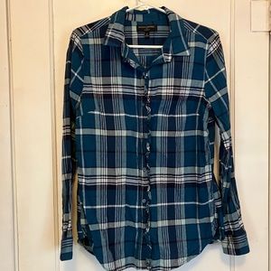 Banana Republic Women’s button down shirt w/ a little ruffle - size Medium